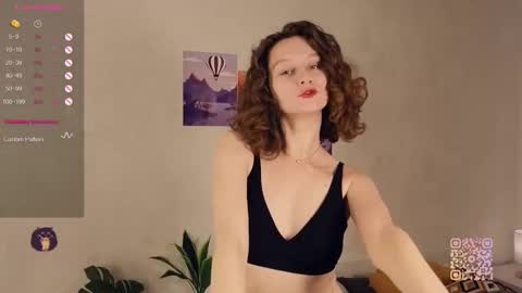 Mia  online show from September 2025 01:32:01 PM