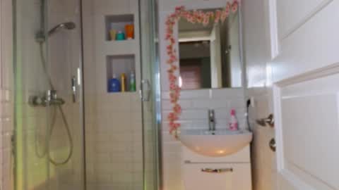 Mia online show from February 2025 08:44:02 AM