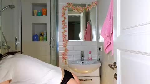 Mia online show from March 2025 05:32:01 AM