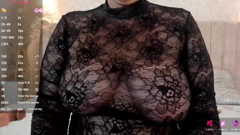 Mia online show from October 2025 02:03:02 PM