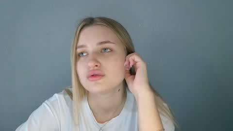 Mia online show from September 2025 06:13:02 AM