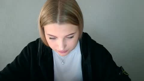 Mia online show from September 2025 10:48:01 AM