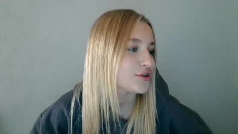Mia online show from September 2025 01:57:02 PM