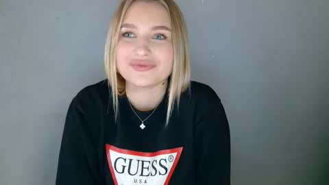 Mia online show from September 2025 01:56:01 PM
