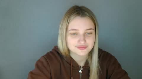 Mia online show from September 2025 12:19:01 PM