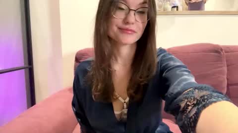 Mia online show from September 2025 04:50:01 AM