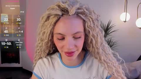 Mia online show from October 2025 06:14:01 AM