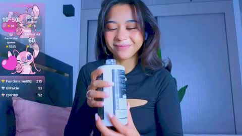 Mia online show from October 2025 05:00:01 PM