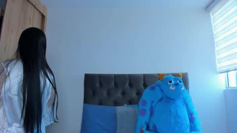 Snapshot of mia_world_ chatting on November 2025 06:32:01 PM online show from November 2025 06:32:01 PM