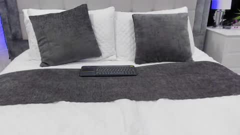miaa_cooper_ online show from September 2025 11:32:02 AM