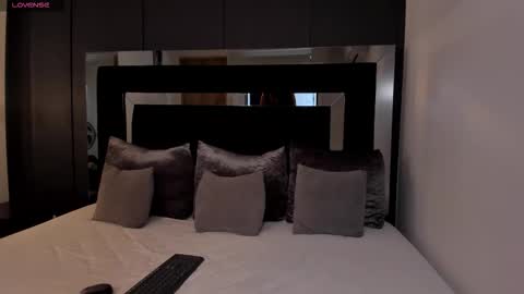 Mia  online show from November 2025 05:37:01 PM