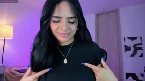 Mia online show from October 2025 08:17:01 PM