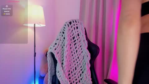 Mia online show from October 2025 07:27:02 PM