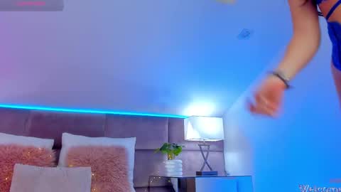 Mia online show from October 2025 07:44:02 PM