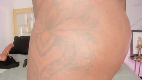 Snapshot of miaaxxx_ chatting on September 2025 08:32:02 PM Mia online show from September 2025 08:32:02 PM