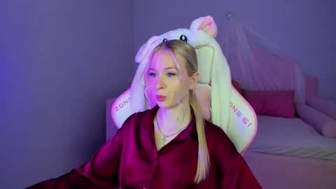 Mia online show from October 2025 05:22:02 PM