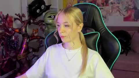 Mia online show from October 2025 06:20:01 PM