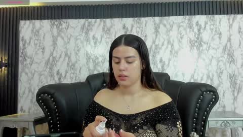 Mia   -5 7001400 Follow  online show from February 2025 12:48:02 PM