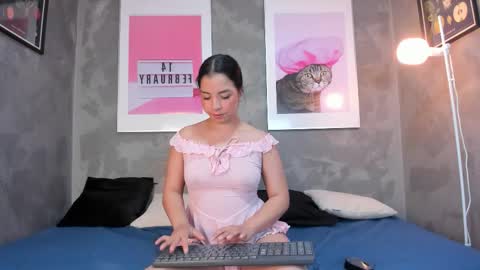 Mia online show from October 2025 06:28:02 PM