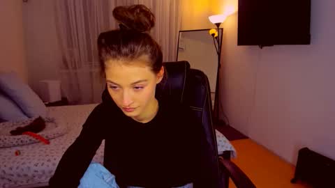 Snapshot of miapaw chatting on October 2025 08:55:02 PM Mia online show from October 2025 08:55:02 PM