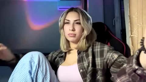 michellcrumpacker online show from November 2025 05:04:01 PM