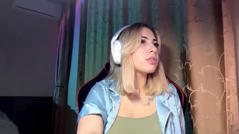 michellcrumpacker online show from November 2025 06:53:02 PM