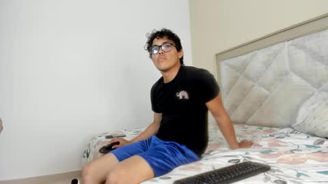 Snapshot of micky_luxe chatting on December 2025 04:57:01 PM micky_luxe online show from December 2025 04:57:01 PM