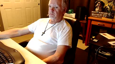 Snapshot of midwestdad09 chatting on October 2025 10:37:02 AM midwestdad09 online show from October 2025 10:37:02 AM