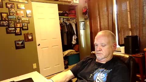 Snapshot of midwestdad09 chatting on October 2025 09:44:01 PM midwestdad09 online show from October 2025 09:44:01 PM