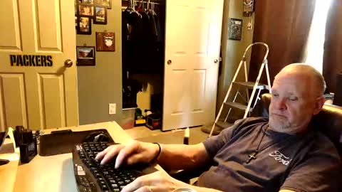 Snapshot of midwestdad09 chatting on October 2025 06:42:01 PM midwestdad09 online show from October 2025 06:42:01 PM