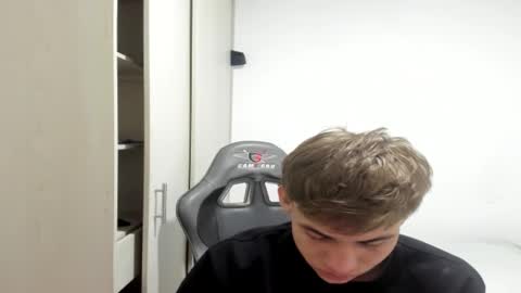 Snapshot of miguel_hz chatting on October 2025 07:46:02 PM Miguel Hernandez online show from October 2025 07:46:02 PM