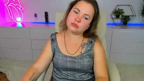 Mia online show from September 2025 12:05:01 PM