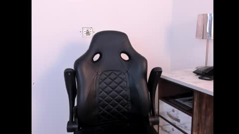 Mia  online show from October 2025 10:23:02 AM