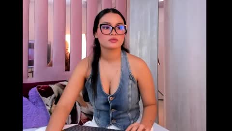 Mia  online show from October 2025 11:10:01 AM