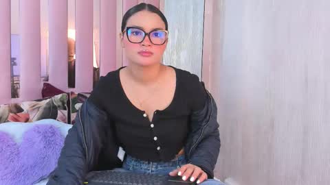 Mia  online show from October 2025 10:27:02 AM