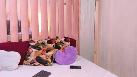 Mia  online show from October 2025 04:51:02 PM