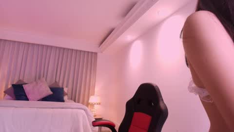 Snapshot of miiaa_evans chatting on February 2025 07:05:01 AM Mia online show from February 2025 07:05:01 AM