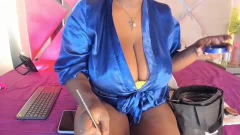 Mia collins online show from November 2025 03:56:01 PM