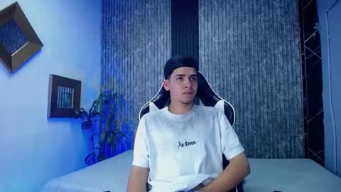 Mike 0233 online show from October 2025 04:46:01 AM