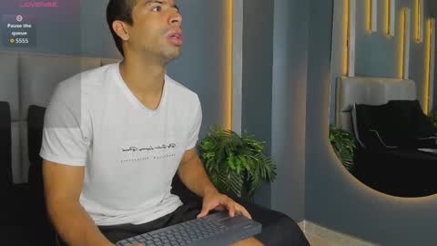 Snapshot of mikepark_ chatting on October 2025 11:18:02 AM MIKE PARK online show from October 2025 11:18:02 AM