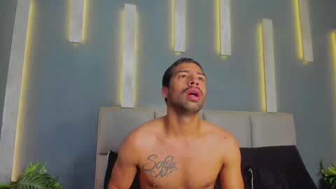 Snapshot of mikepark_ chatting on October 2025 11:03:01 AM MIKE PARK online show from October 2025 11:03:01 AM