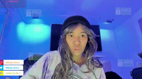 Mikeyla  online show from October 2025 07:01:02 PM