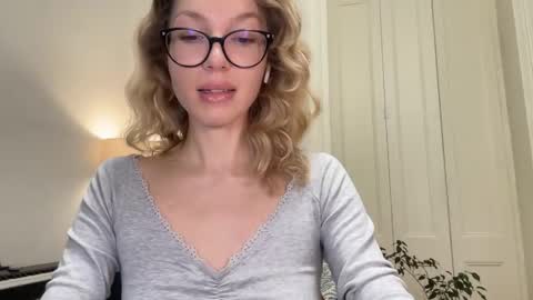 Mila online show from October 2025 04:06:02 PM