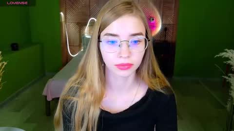 Milena online show from November 2025 01:33:02 PM