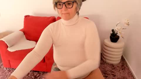 Snapshot of milfelladd69 chatting on November 2025 08:46:01 AM MilfElla online show from November 2025 08:46:01 AM