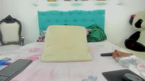 milky_emma online show from February 2025 01:00:02 PM