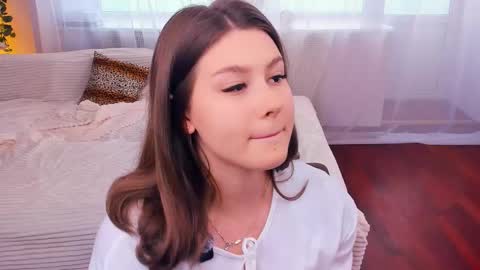 Snapshot of minditrelles chatting on October 2025 07:18:02 AM Mindi online show from October 2025 07:18:02 AM