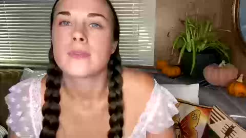 minimaggie online show from October 2025 06:30:02 PM