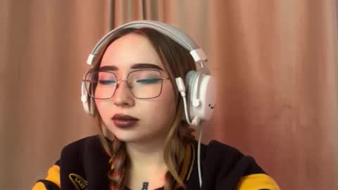 Snapshot of mira_light_ chatting on October 2025 03:08:02 PM mira_light_ online show from October 2025 03:08:02 PM