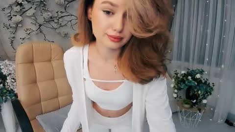 Snapshot of miraclecurly chatting on September 2025 04:12:02 PM Emma online show from September 2025 04:12:02 PM